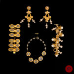 DOMINIQUE DENAIVE, CLAIRE DEVE- MANCHETTE, PAIRE DE BOUCLES D'OREILLES, COLLIER