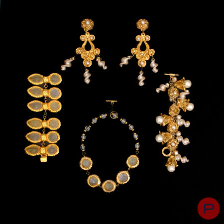 DOMINIQUE DENAIVE, CLAIRE DEVE- MANCHETTE, PAIRE DE BOUCLES D'OREILLES, COLLIER