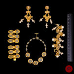 DOMINIQUE DENAIVE, CLAIRE DEVE- MANCHETTE, PAIRE DE BOUCLES D'OREILLES, COLLIER