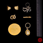 CHRISTIAN DIOR- PORTE-CLEFS, PAIRE DE BOUCLES D'OREILLES, BROCHE, PINCE, MIROIR