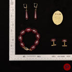 ANONYME- SAUTOIR, BOUTONS DE MANCHETTE, BRACELET, PAIRE DE BOUCLES D'OREILLES, BROCHE