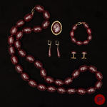 ANONYME- SAUTOIR, BOUTONS DE MANCHETTE, BRACELET, PAIRE DE BOUCLES D'OREILLES, BROCHE